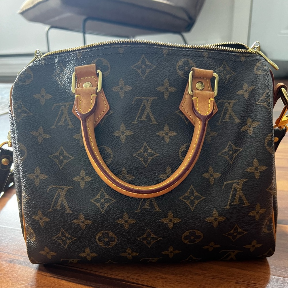 LOUIS VUITTON monogram speedy bandoulière 25 with upgraded strap.